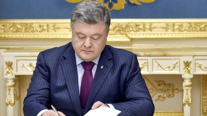 Президент Петро Порошенко підписав указ, яким ввів у дію рішення РНБО про тимчасове припинення перевезення вантажів через лінію розмежування в Донецькій і Луганській областях. 