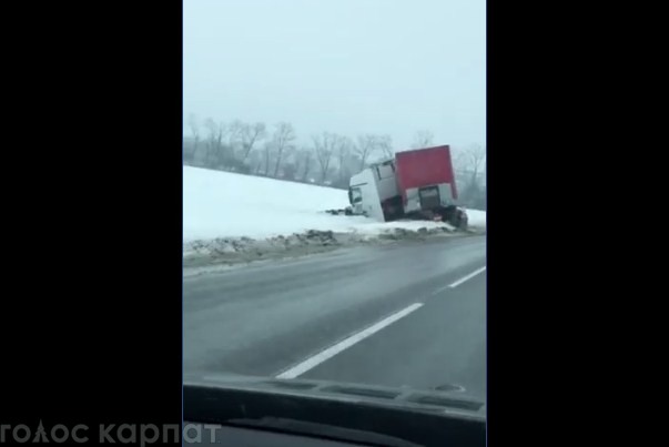 Фура на закарпатських номерах потрапила в ДТП у Словаччині (ВІДЕО)