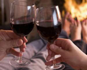 Ученые из Мичиганского университета заявили, что пары, которые употребляют спиртное вместе живут гораздо счастливее, чем пары, в которых алкоголь употребляет кто-то один.