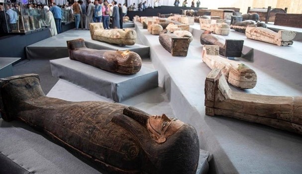 Сархофаги з муміями були виявлені в Саккарі. Пам’ятки старовини відносяться до епохи Птолемеїв і періоду Пізнього царства.