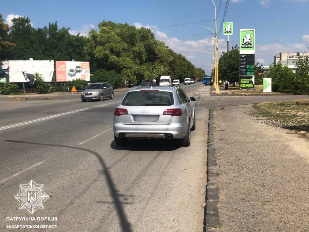 Це трапилося на трасі М-06, у селі Барвінок, Ужгородського району. Вимірюючи швидкість за допомогою приладу TruCam, поліцейські виявили автівку Audi, яка рухалась зі швидкістю 105 км/год.