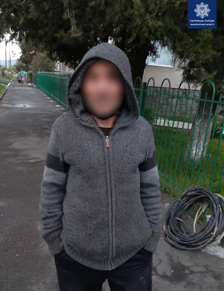 Зустріли чоловіка з кабелем на вулиці Підгорянській у Мукачеві.