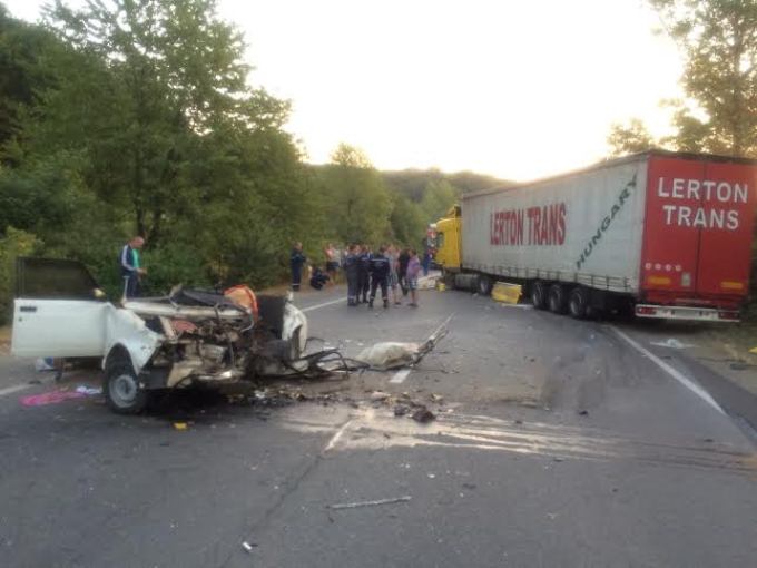 Сегодня утром, 31 августа, около 6:00, на трассе Киев-Чоп, возле поселка Чинадиево Мукачевского района, лоб в лоб столкнулись два автомобиля: огромная фура и ВАЗ - 2107.