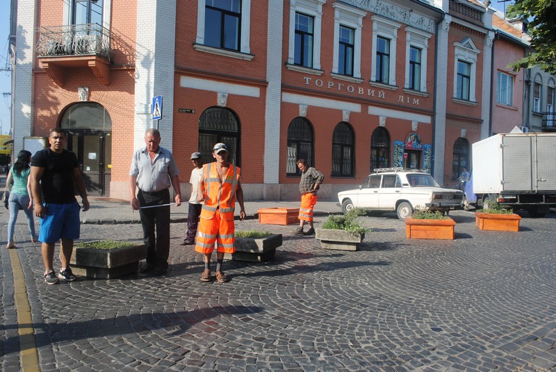 Протягом двох днів у Мукачеві триває облаштування вулиць Пушкіна та Ілони Зріні.
