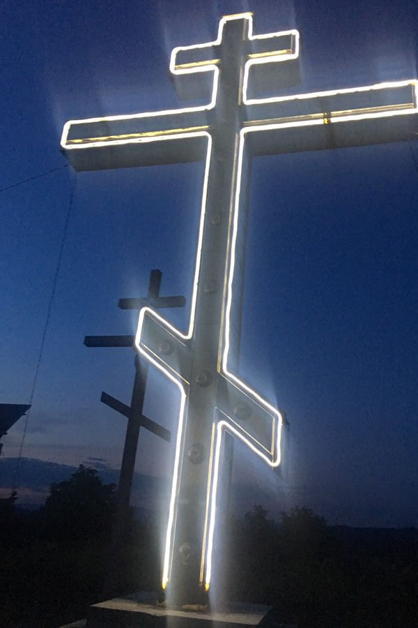 На околиці Руського Поля на горі Капона нещодавно встановили великий металевий хрест, який освітлюється вночі. 