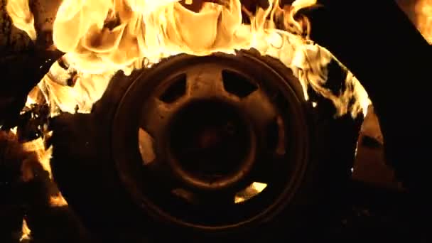 Сьогодні, 28 липня, поблизу села Нижні Ворота Мукачівського району на вантажівці під час руху загорілося колесо.
