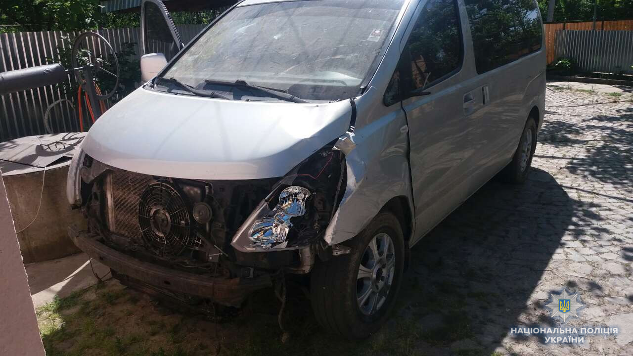 Поліцейські затримали водія автомобіля «Hyundai», який збив на смерть 26-річного жителя села Гать та зник з місця події. Чоловіка затримали, слідчі клопотатимуть про тримання його під вартою.
