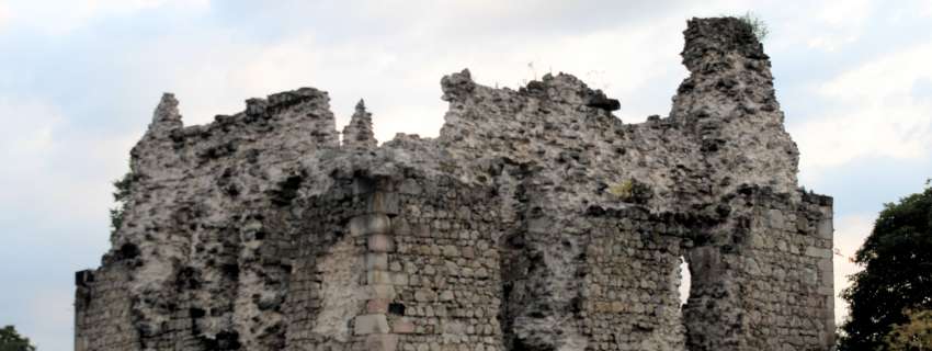 Упродовж десятиліть різні джерела пов’язували цей замок з орденом тамплієрів і стверджували, що він зведений у 12-13 століттях.