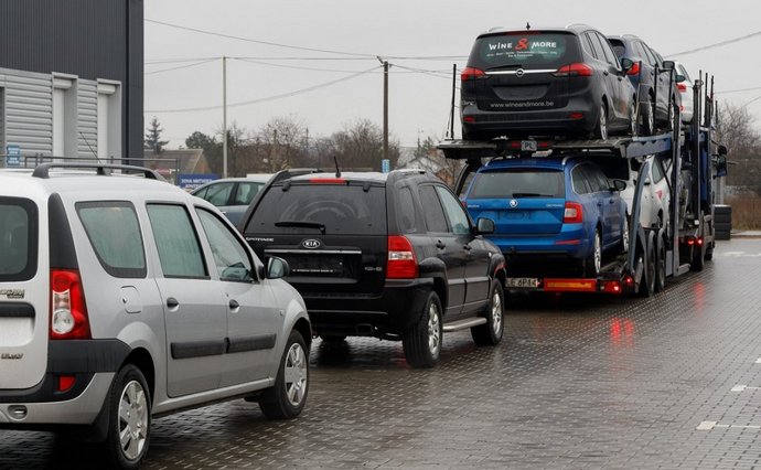 Верховна Рада готується до скасування запровадженого місяць тому пільгового розмитнення авто. Скільки машин уже завезли українці, як це робиться і чому незабаром усе може закінчитися.
