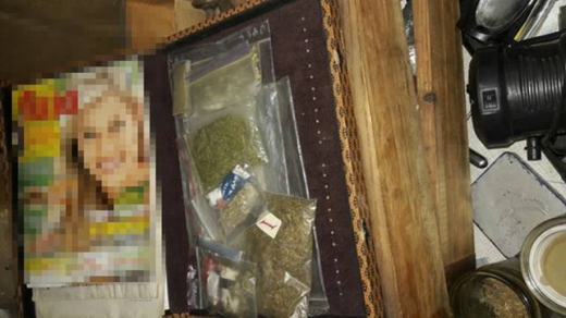 Житель с. Вільховиця Мукачевского района незаконно хранил дома около 130 граммов марихуаны. Наркотик изъят, по данному факту начато уголовное производство.