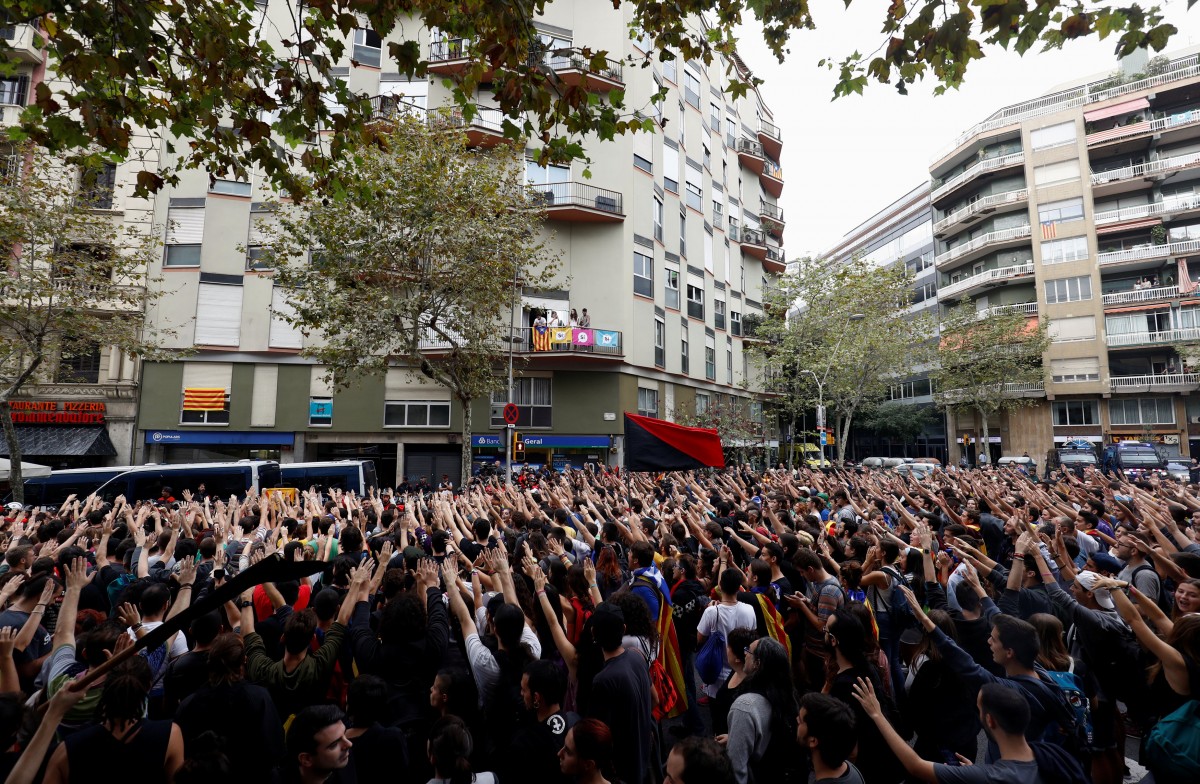Сьогодні вранці в Барселоні і Реусі тисячі людей прийшли до кількох поліцейських дільниць, протестуючи проти дій поліції під час референдуму, де постраждали майже 850 осіб.
