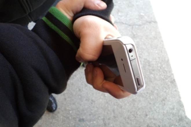 У Мукачеві співробітники кримінальної поліції оперативно вирахували та затримали місцевого підлітка, який застосувавши фізичну силу, відібрав у 10-річного хлопця мобільний телефон.

