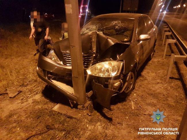 Вчора, близько 21 години, на автодорозі Київ-Чоп патрульні зупинили транспортний засіб Geely, водій якого порушував правила дорожнього руху.