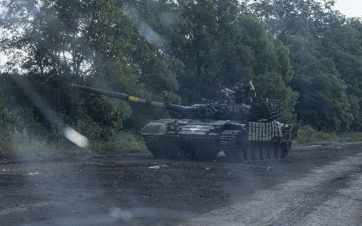 Танки, які мають імена українських Карпат, стоять на захисті півдня. Часто важкі бронемашини старші за своїх танкістів в рази, але українські захисники кажуть - танк неможливо не полюбити.