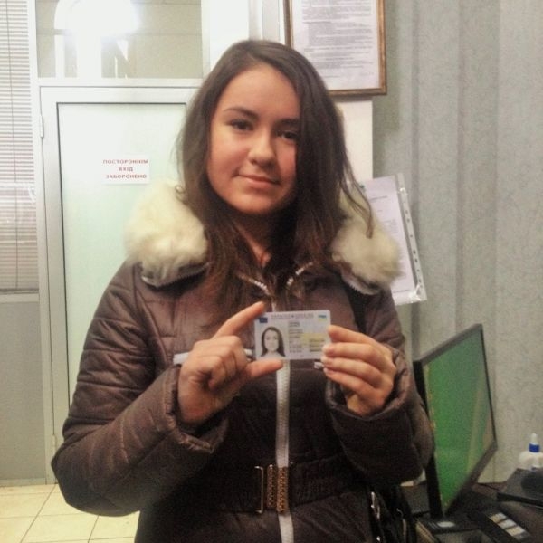 Вчера работники Береговского райотдела Государственной миграционной службы в Закарпатской области торжественно вручили первый на Береговщине новый паспорт в форме пластиковой ID-карты.