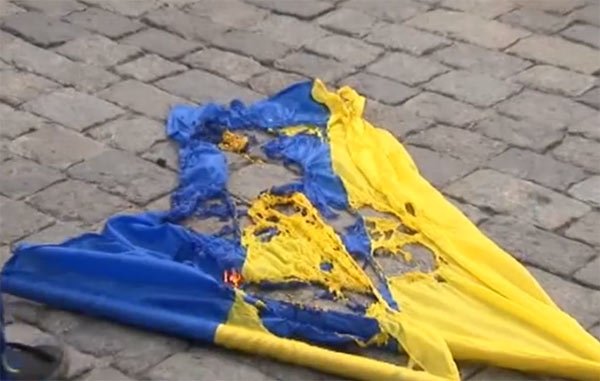 Мукачівцю оголошено про підозру у публічній нарузі над Державним прапором України.