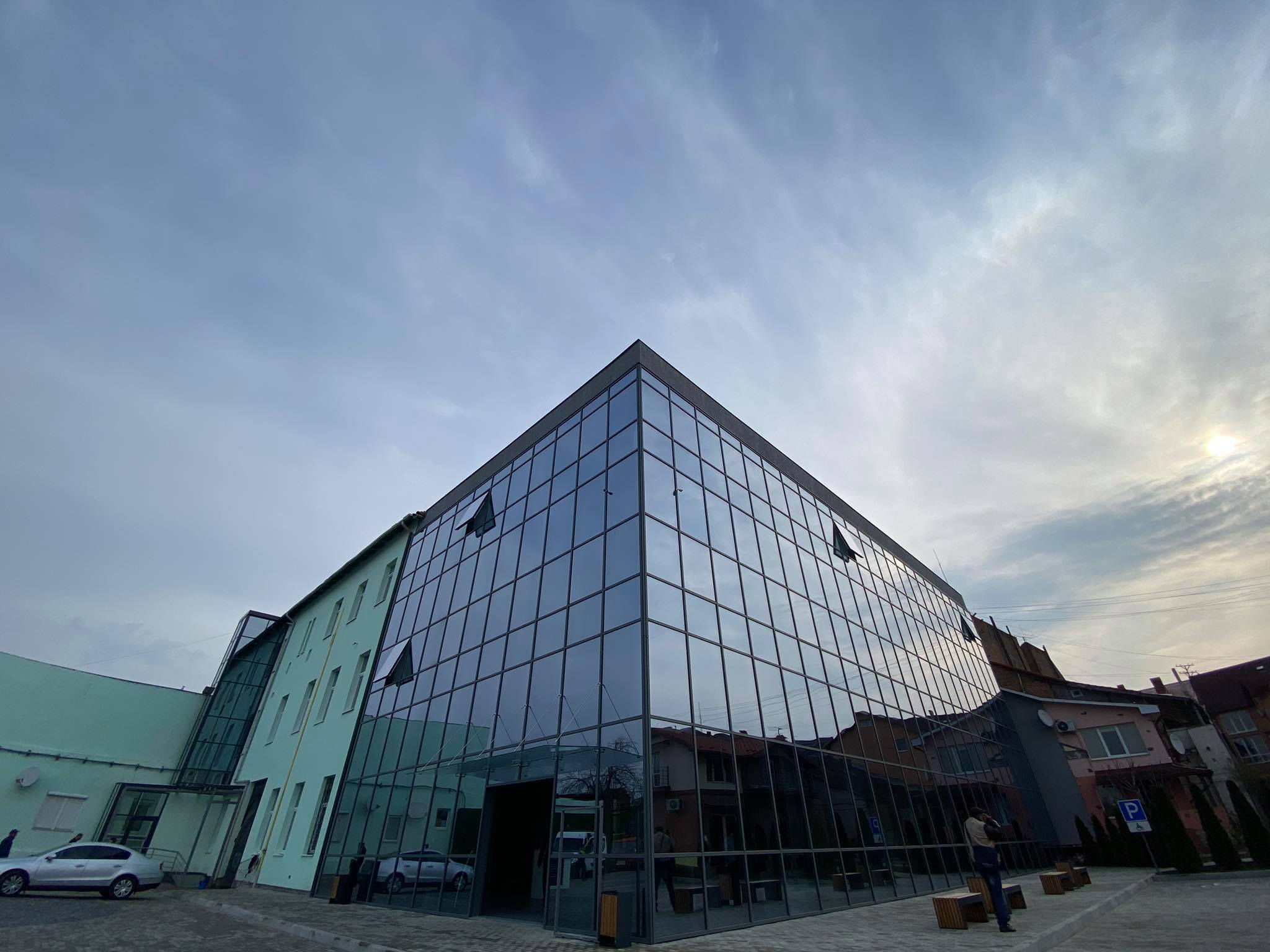 Центр надання адміністративних послуг - найбільша будівля на Закарпатті, збудована за сучасними енергоефективними технологіями з скляними стінами та перегородками. 