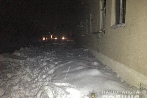 У Чугуєві Харківської області затримали чоловіка, який 13 січня близько 2:00 ночі викинув 5-річну дитину з вікна 4 поверху. Про це повідомили в Нацполіції області.

