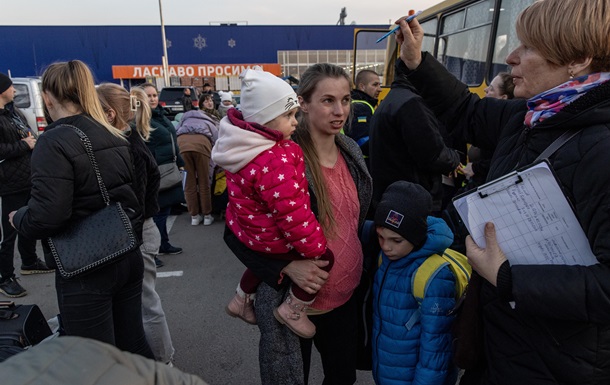 Міський голова Маріуполя Вадим Бойченко заявив, що з міста евакуювалися 50% жителів, близько 60 тисяч виїхали гуманітарним коридором на підконтрольну Україні територію, ще 20-30 тисяч–окупанти вивезли
