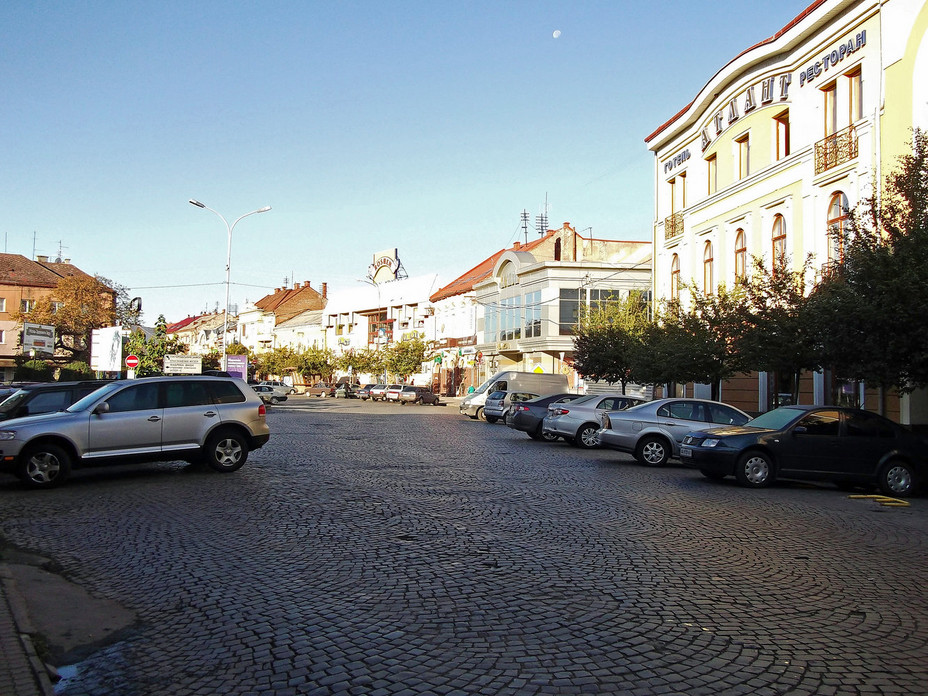 Речь про улицу Подгорную, недалеко от площади Корятовича.