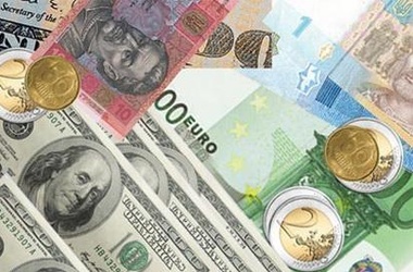 Торги на міжбанківському валютному ринку в понеділок, 16 квітня, закрилися доларом по 26,06 - 26,09 грн. Євровалюта в купівлі і продажу подорожчала на 6 коп. і склала 32,23 - 32,27 грн.
