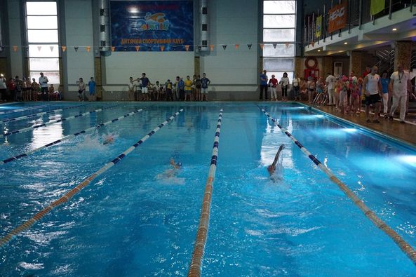У басейні спорткомплексу “Акварель” на восьми доріжках за правилами Міжнародної федерації плавання (FINA) змагалися близько 120 дівчат та юнаків 2011 р.н. і молодші.
