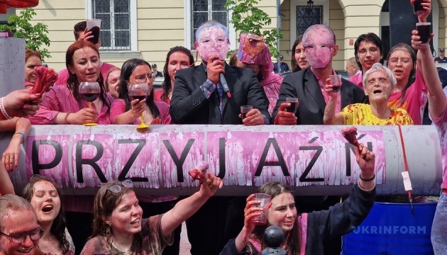 У Варшаві біля посольства Угорщини організували перформанс на знак протесту проти блокування Будапешта нафтових санкцій проти РФ.


