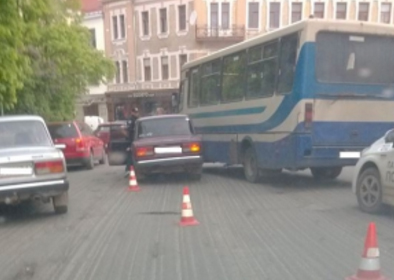 О дорожно-транспортном происшествии в областном центре Закарпатья в социальной сети Фейсбук информирует пользователь Alex Gomba.
