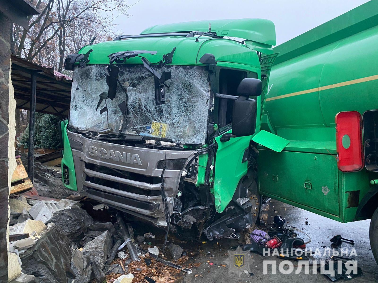 Закарпатські поліцейські розслідують смертельну аварію за участі вантажівки і легковика