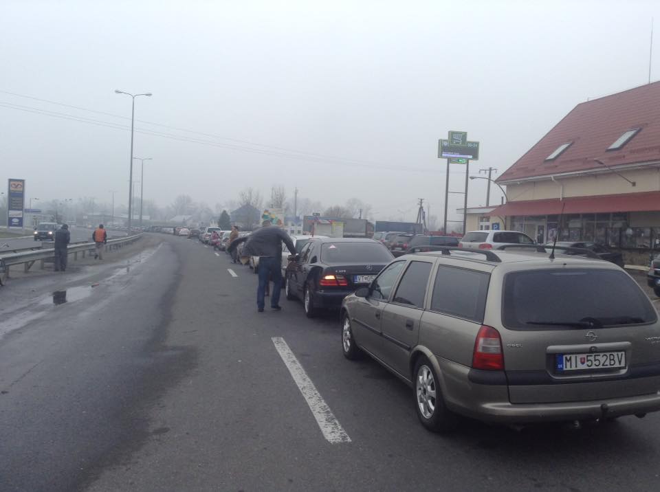 В Чопе конец очереди из автомобилей теряется в тумане.