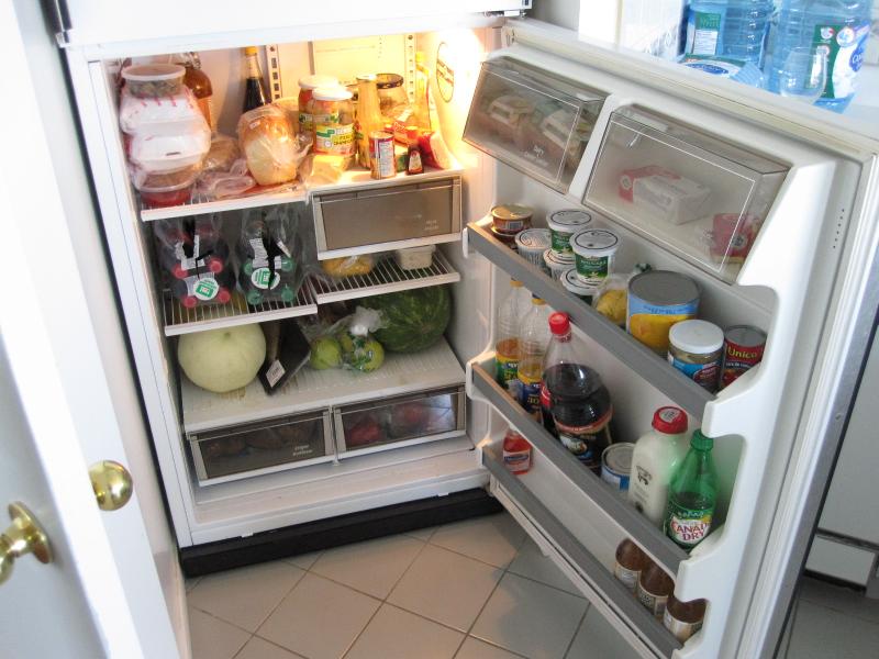 Британські фахівці провели дослідження, щоб виявити саме забруднене місце на кухні. Виявилося, що для здоров'я людини становить небезпеку відділення для зберігання овочів в холодильнику.

