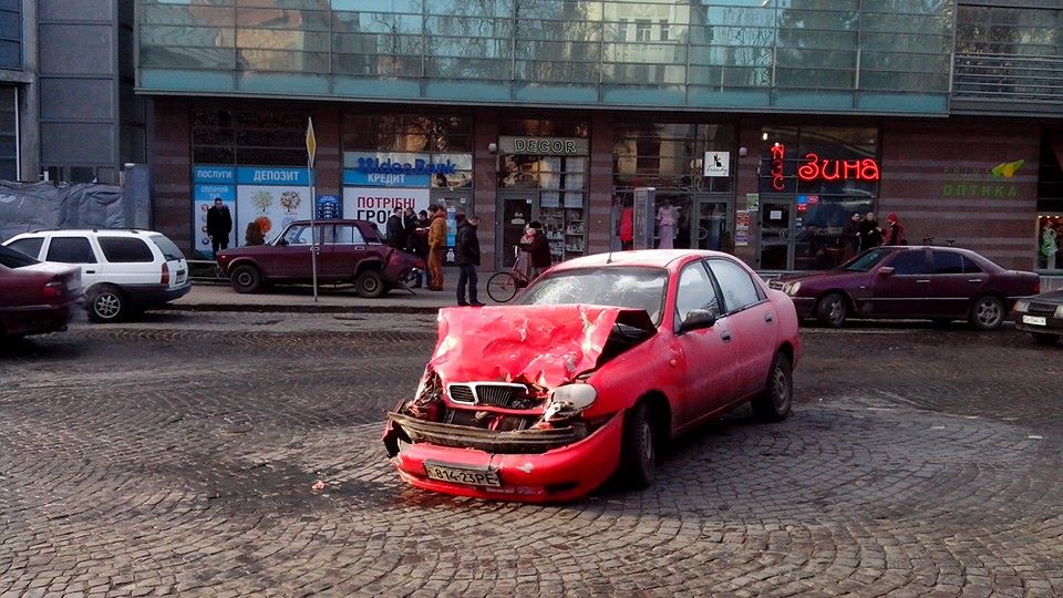 Аварія сталася кілька хвилин тому на відрізку шляху від вулиці Поштової до Корятовича, на перехресті із площею Жупанатською.