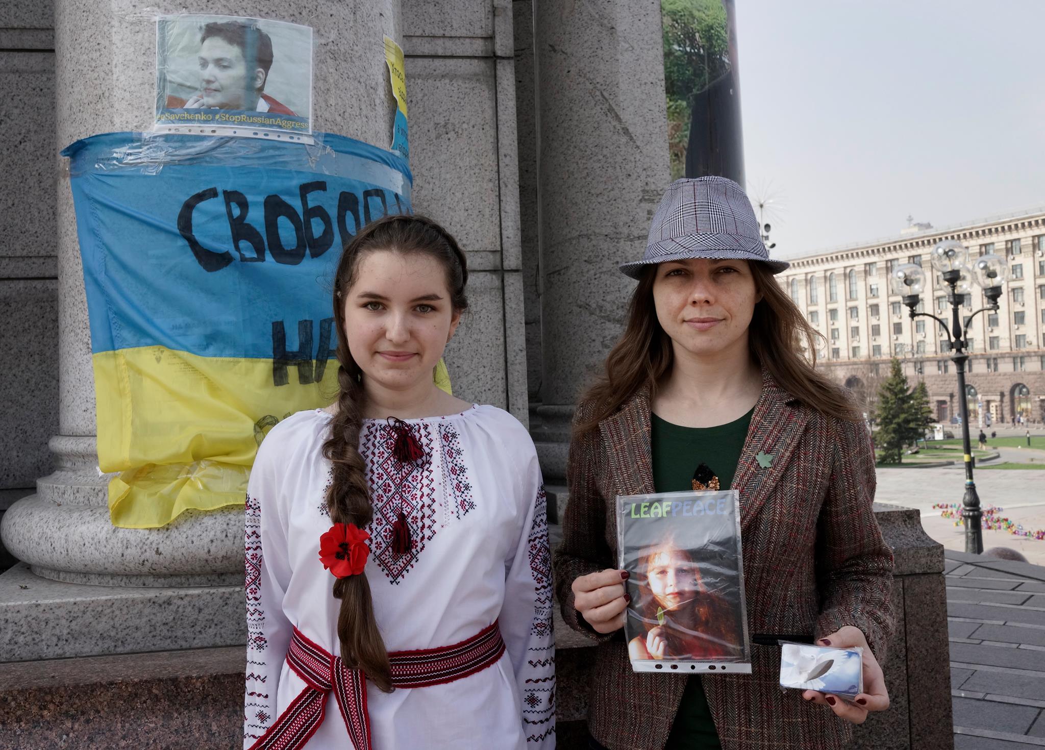 Сегодня в Киеве Вера Савченко встретилась с восьмикласнецею из закарпатского городка Виноградов Лесей Тильняк.
