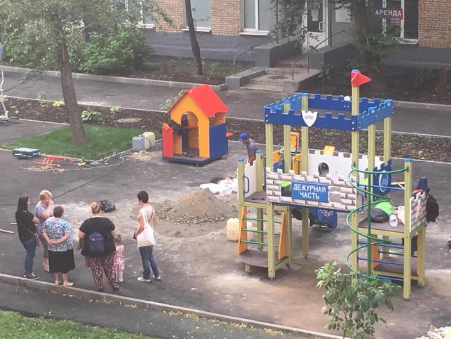 У Москві в 5-м Красносельскому провулку встановили дитячий майданчик у вигляді чергової частини поліції.