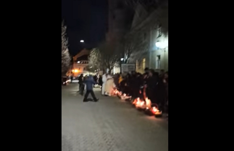 На відео видно ряди людей, що прийшли освячувати великодні кошики до католицького храму на вулиці Волошина.
