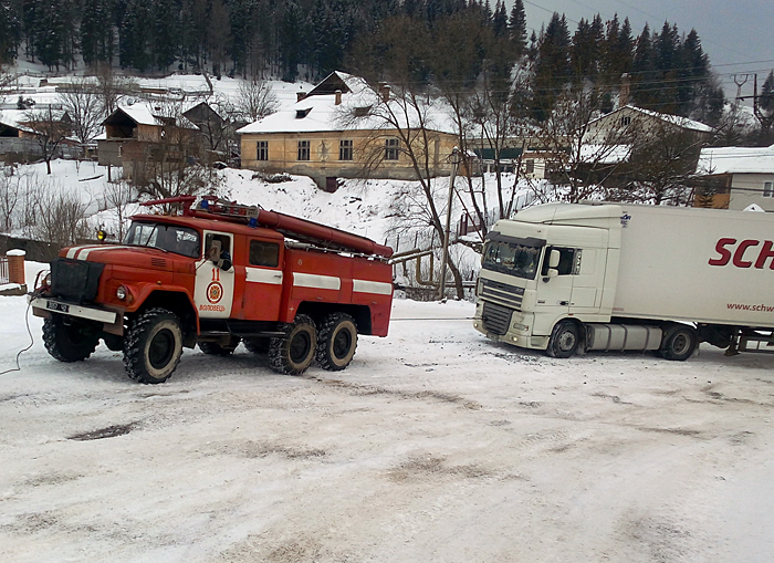 За прошедшие сутки, 21 января, спасатели Воловецкого района помогли пятерым грузовым автомобилям преодолеть горный перевал.
