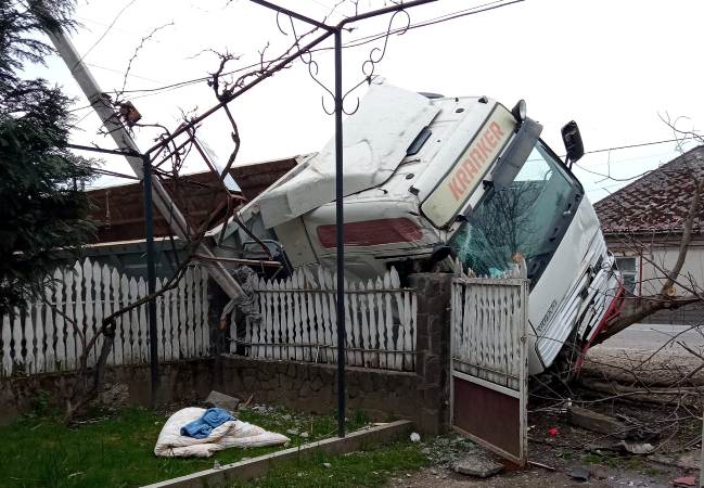Сегодня, 25 апреля, в Вынохрадовском районе произошло дорожно-транспортное происшествие с участием грузовика.