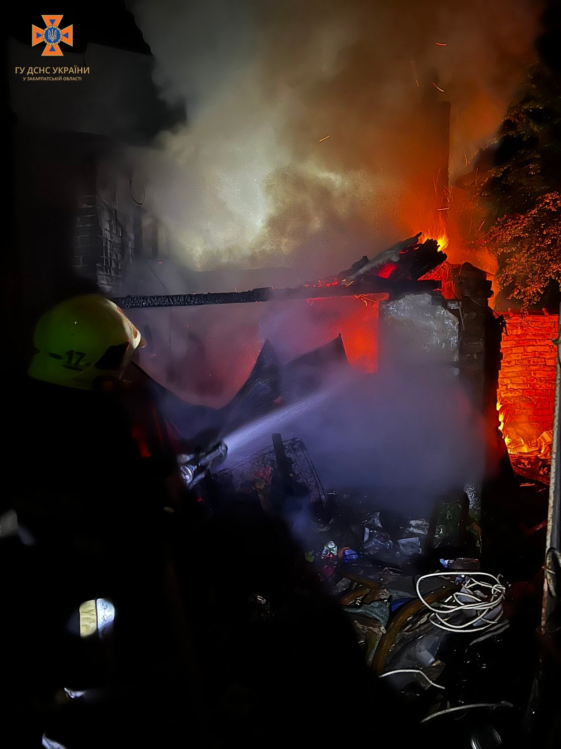 У Берегові під час пожежі рятувальники вивели із задимленого будинку двох людей.