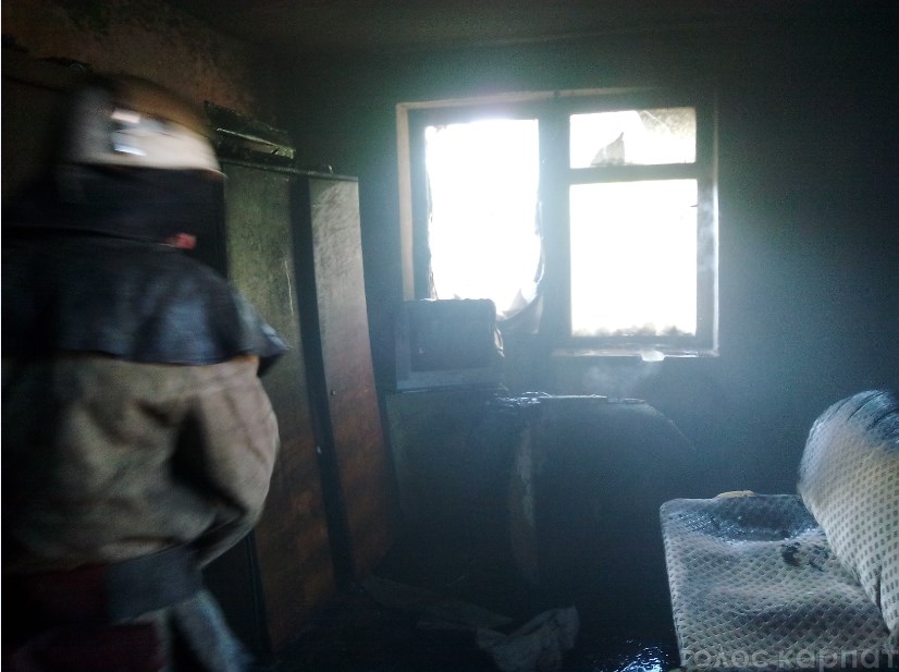 Сегодня в селе Ильница по улице улице Максима Рыльского произошел пожар в жилой квартире двухэтажки. Пожар возник на первом этаже жилой квартиры.