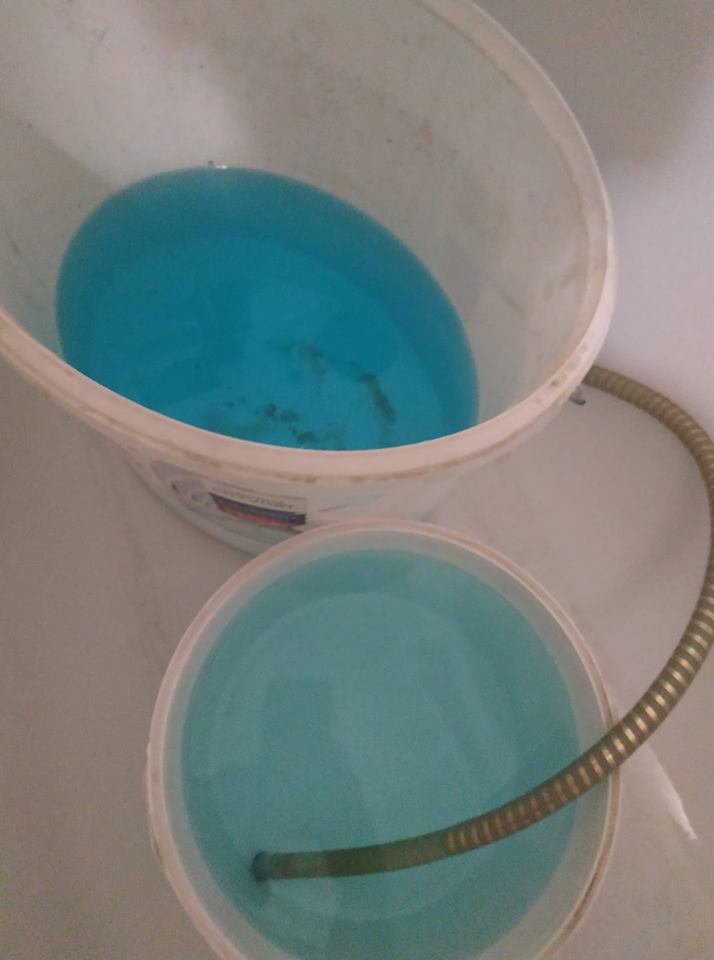 В Ужгороді із кранів тече блакитна вода.