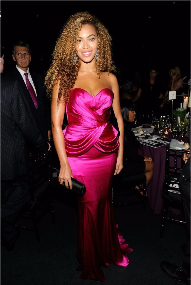 Американська поп-діва Бейонсе приголомшила стильним вбранням, яке вона одягнула на традиційний бранч свого чоловіка Jay-Z в Лос-Анджелесі. 