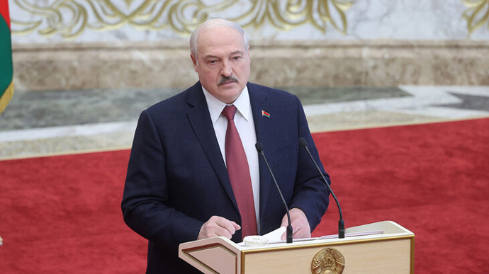 Самопроголошений президент Білорусі О. Лукашенко заявив, що білоруська армія не брала участі у російській війні в Україні і не планує, бо якби Білорусь втрутилася, то це був би подарунок для Заходу.
