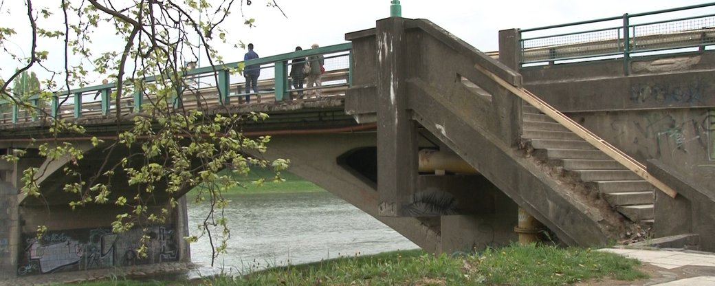 Частина перил на сходах до транспортного мосту в Ужгороді обвалилася сьогодні, 7 травня.