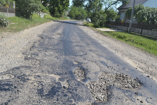 У селі Руська Мокра на Тячівщині люди перекрили дорогу. Головна вимога – негайно відремонтувати дорогу, по якій вже неможливо проїхати.