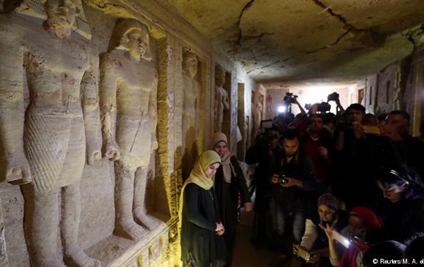 Група археологів виявила поблизу Каїра поховання жерця епохи фараонів V династії Стародавнього Єгипту. Вік гробниці оцінюється в 4,4 тисячі років.
