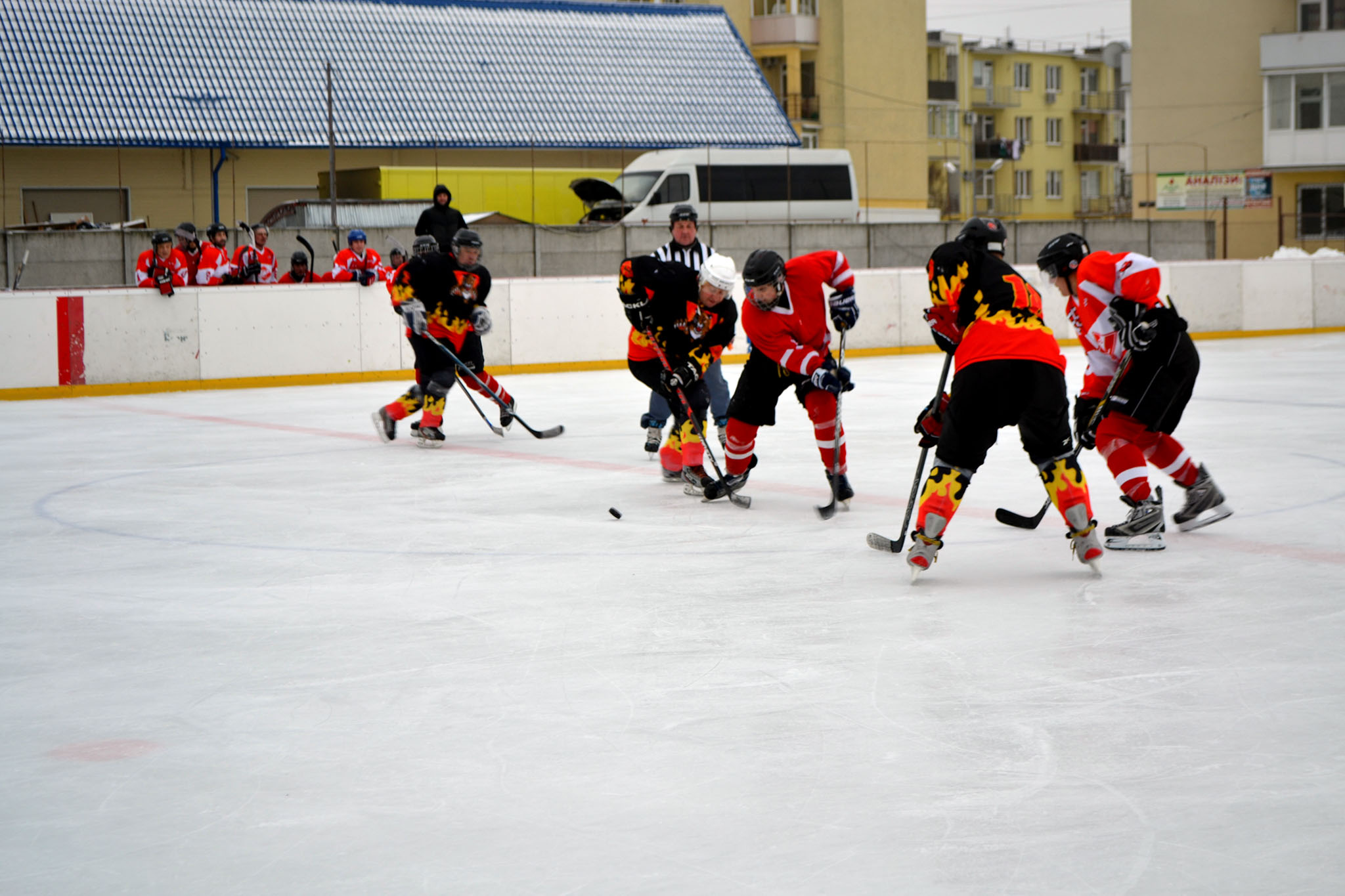 В эти выходные состоялись очередные хоккейные поединки на льду. Противостояние продолжалось между «Ужгородскими волками» и «Синевир», а также между командами «Спартак» и «Шахтерские Барсы».