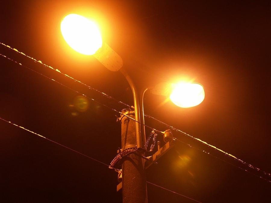 Днями зробили вуличне освітлення на трьох вулицях Ужгорода, де досі його ніколи не було.

