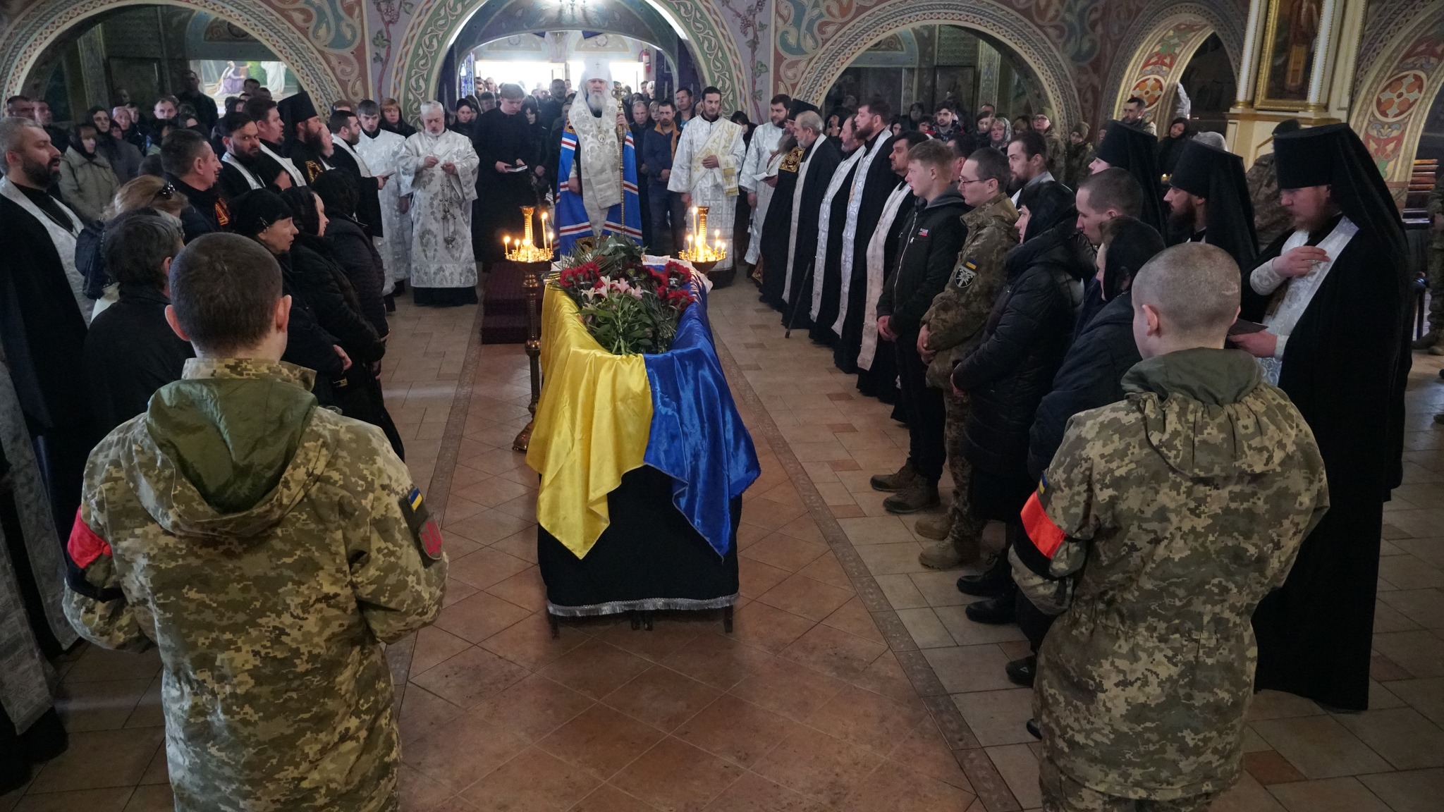 Сьогодні в  Мукачеві поховали ще одного Героя, 45-річного бійця 128-ої окремої гірсько-штурмової бригади Сергія Бідзілю.

