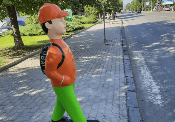 На днях у мережі очевидці поділились світлинами встановлених фігур чоловічків на пішоходному переході по вулиці Минайській в Ужгороді.
