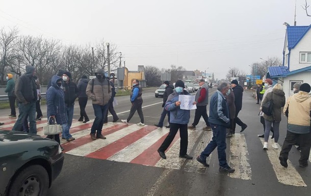 Трасу національного значення Івано-Франківськ - Чернівці перекрили протестувальники - місцеві жителі, не задоволені підвищенням тарифів на газ.
